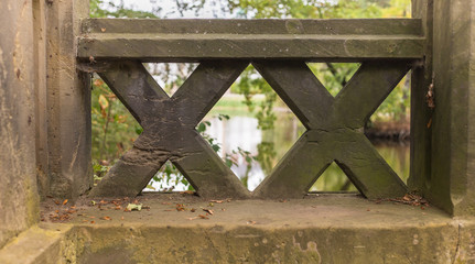 Historische Brücke mit detailreichen Symbolen