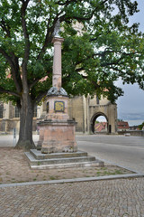 Fototapeta na wymiar Denkmal mit Kirche Dom