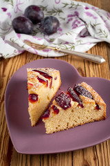 Zwetschenkuchen auf Herzteller im Hochformat