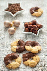 Nussgebäck mit Schokoguss weihnachtlich dekoriert