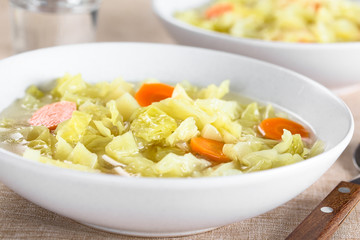 Frische hausgemachte vegane Kohlsuppe aus Weisskohl, Kartoffeln und Karotten (Selektiver Fokus,...