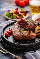 Papier Peint photo Steakhouse Steak - steak de boeuf grillé. Viande de boeuf de bifteck de filet avec la salade fraîche, les tomates-cerises et le poivron rouge