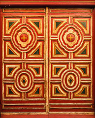 Bella puerta decorada con formas geométricas en Pamplona, Navarra, España