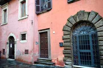 Fototapeta na wymiar Rote Hausfassaden in Orte