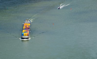 Containerschiff auf Wasserstraße