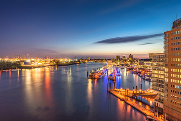 Fototapeta premium Hamburg Hafen Skyline Sonnenuntergang