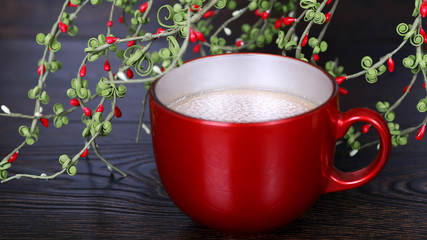 Obraz na płótnie Canvas Горячий утренний кофе с молоком в красной чашке