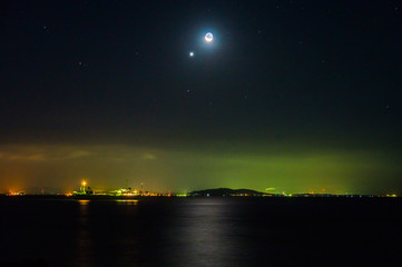 夜明け前の波を照らして昇る下弦の三日月と金星