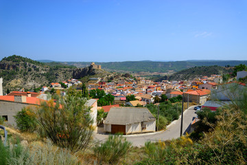 Obraz premium Enguidanos, Hiszpania - 2 września 2018: Ludność Enguidanos i jego zamku.