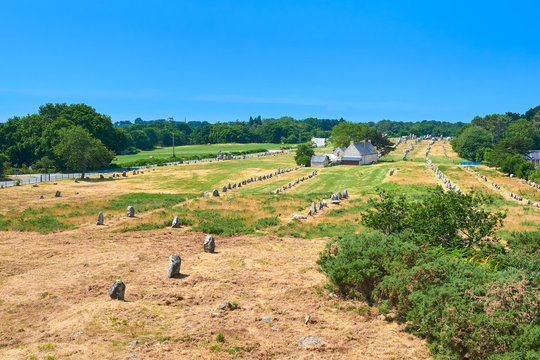 Vista Paisaje del Alineamiento Megal&iacute;tico de Menhires de Kermario en el Yacimiento Prehist&oacute;rico Neol&iacute;tico y Celta de Carnac, Morbihan, Breta&ntilde;a, Francia
