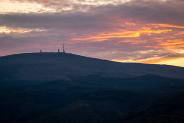 Fototapeta premium Der Himmel über dem Hausberg Brocken im Harz