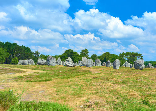 Vista Paisaje del Alineamiento Megal&iacute;tico de Menhires de Kermario en el Yacimiento Prehist&oacute;rico Neol&iacute;tico y Celta de Carnac, Morbihan, Breta&ntilde;a, Francia