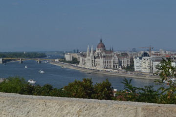 Vue du parlement européen de Budapest depuis le château de Budavar