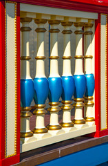 Buntes Holzgel&auml;nder