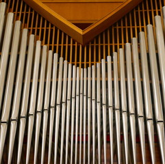 Moderne, schlichte Kirchenorgel in einem Holzrahmen  
