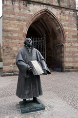 Fototapeta na wymiar Martin-Luther-Statue vor der protestantischen Stiftskirche