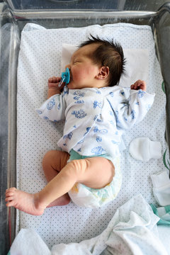 Bebé recién nacido en cuna de hospital 31