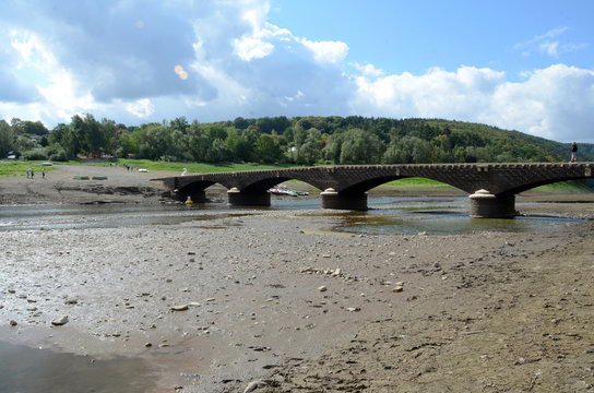 aufgetauchte alte Br&uuml;cke bei Asel am Ederstausee bei Wassermangel