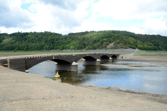 aufgetauchte alte Br&uuml;cke bei Asel am Ederstausee bei Wassermangel