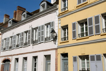 Fototapeta na wymiar Ville de Dreux, façades colorées et colombages du centre historique, Eure-et-loir, normandie, France