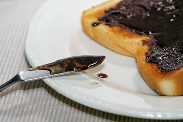 チョコレートと蜂蜜を塗ったトースト