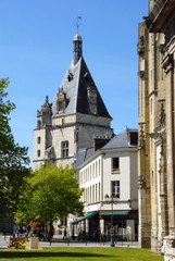 Ville de Dreux, beffroi (ancien Hôtel de Ville) entouré d'arbres et de bâtiments, département d'Eure et Loir, Normandie, France