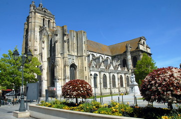 Ville de Dreux, église Saint-Pierre (XVIe siècle) entourée d'arbres et de fleurs, département...