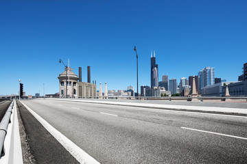 Obraz premium empty highway through modern city