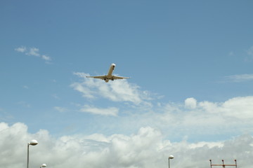 Avion contra el cielo