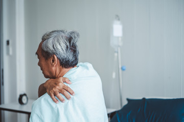 Obraz premium Old asian patient suffering from back pain, back ache