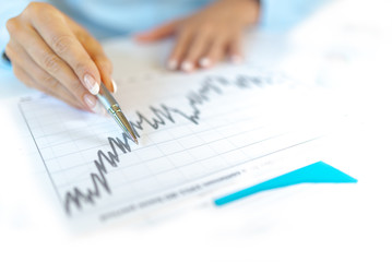 Frauenhand mit Kugelschreiber, Diagramm wird ausgewertet