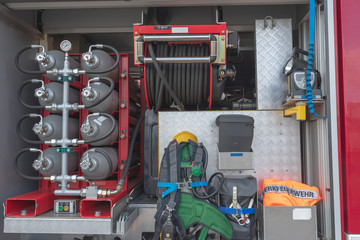 Verschiedene Ausrüstungsgegenstände wie Atemschutzgerät und Löschanlage auf einem Feuerwehrauto 