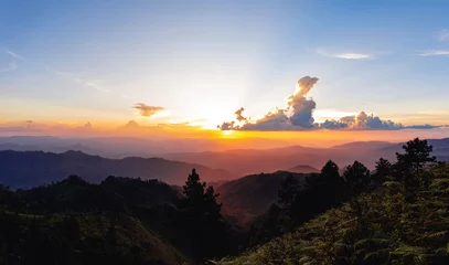 Sonnenuntergang Orangefarbener Sonnenuntergang Blick auf die Berge Vor dem Winter in Südasien © artrachen