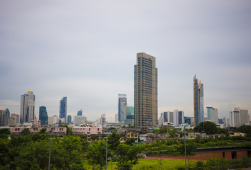 A view of the city with the green spaces of the shared park.