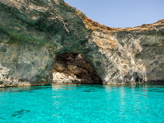Fototapeta na wymiar Felsenhöhle mit aquamarin farbenem Meer und blauem Himmel in der Sonne, Gozo, Malta