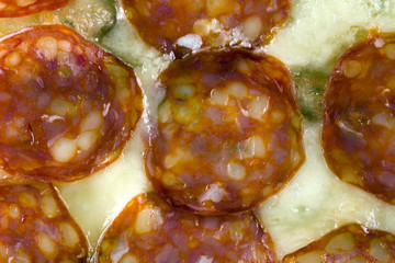 Pizza con salame piccante e mozzarella