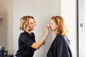 Fototapeta premium Preparing the model for the shooting in the studio