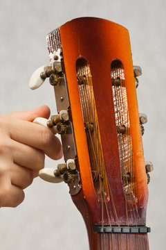 hand twists guitar pegs