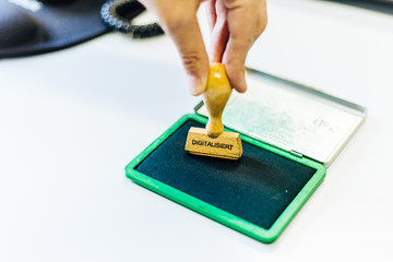 Ein Stempel aus Holz mit dem Wort 