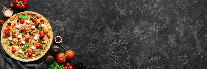 Foto op Canvas Italiaanse pizza en pizza koken ingrediënten op zwarte betonnen ondergrond. Tomaten op wijnstok, mozzarella, zwarte olijven, kruiden en specerijen. Ruimte voor tekst kopiëren. Banner samenstelling © Vladislav Noseek