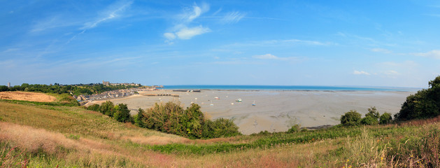Obraz premium Beautiful cityscape view of the skyline and beach at low tide of the city Cancale, France, in summer