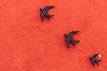 Décoration murale, trois hirondelles © PicsArt