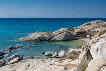 Fototapeta na wymiar Piccola spiaggia incastonata tra le rocce a Mikri Vigla, isola di Naxos GR
