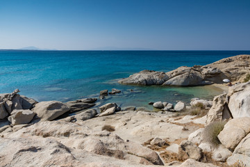 Piccola spiaggia incastonata tra le rocce a Mikri Vigla, isola di Naxos GR