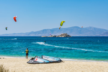 Kitesurfers nella spiaggia di Orkos, isola di Naxos GR	
