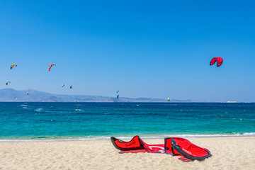  Kitesurfers nella spiaggia di Orkos, isola di Naxos GR	