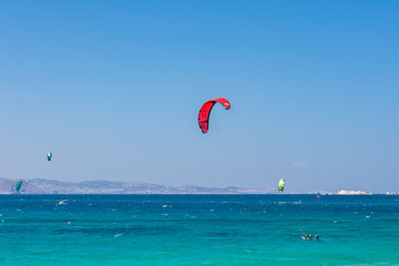 Kitesurfers a Naxos, arcipelago delle isole Cicladi GR	