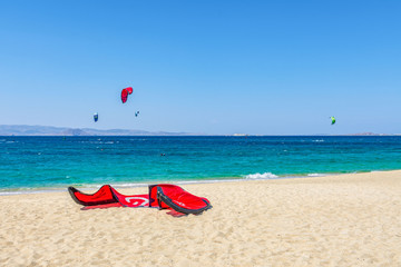 Kitesurfers nella spiaggia di Orkos, isola di Naxos GR	 