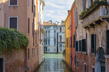 Fototapeta na wymiar walk along the canals of Venice