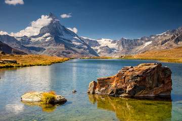 Schweizer Alpen. Landschaftsbild der Schweizer Alpen mit Stellisee und Matterhorn im Hintergrund.